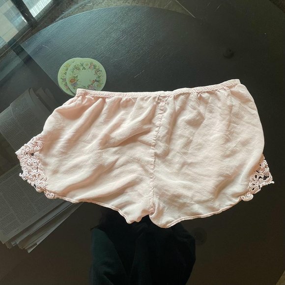 Aritzia Talula light pink small pyjama short with lace applique - Picture 2 of 2